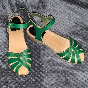 Hasbeens green clog sandals! Excellent condition- rarely worn!